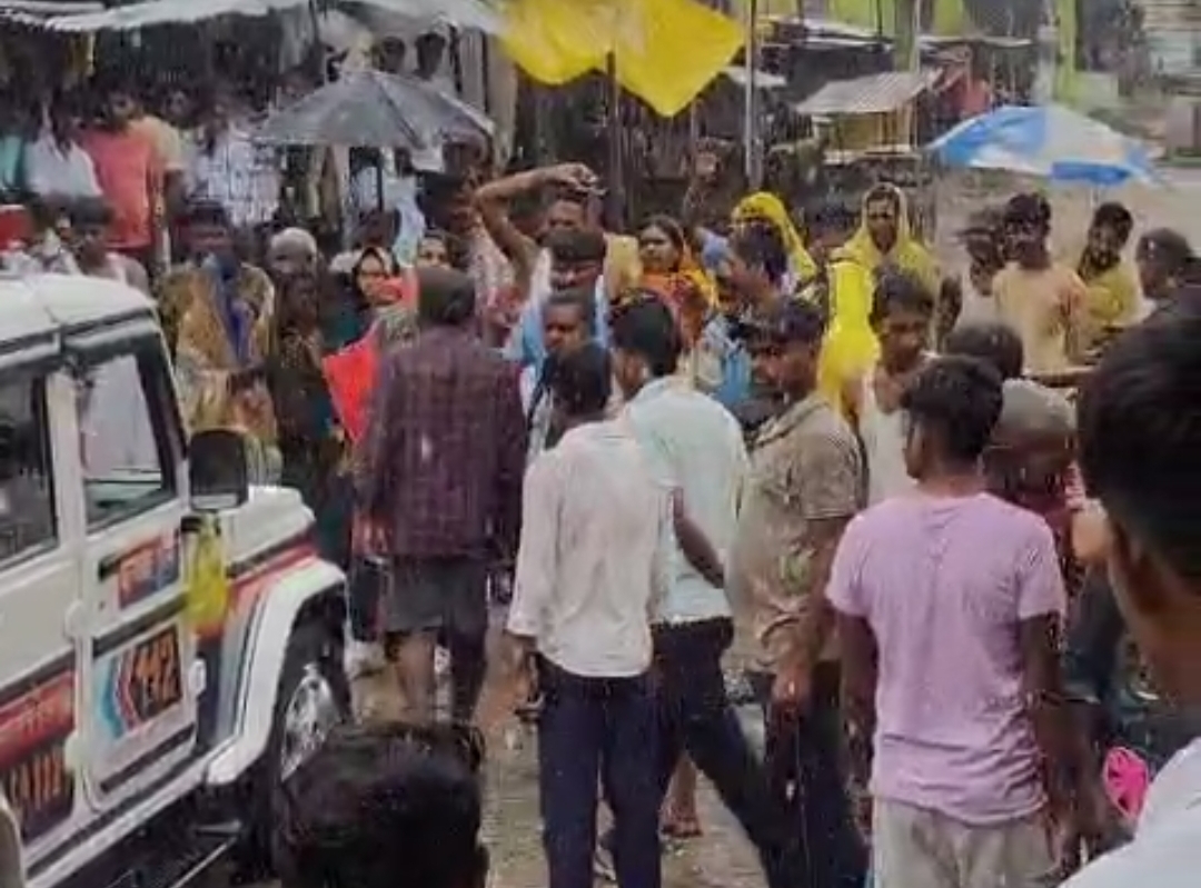 रतनी बाजार में गुस्साएं ग्रामीणों ने किया कूर्था शकूराबाद रोड जाम।