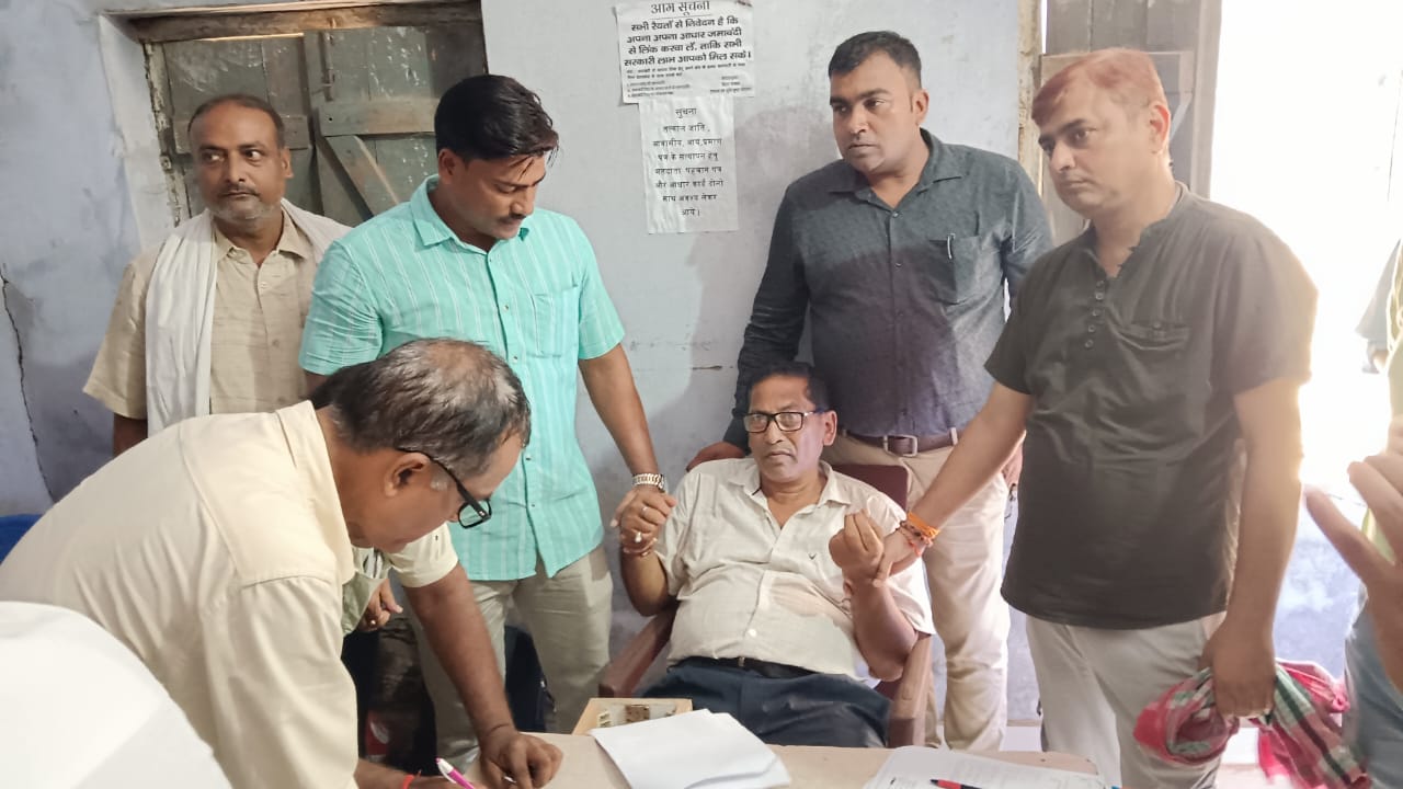 जहानाबाद में राजस्व कर्मचारी अविनाश कुमार को निगरानी की टीम ने पांच हजार रुपए रिश्वत लेते रंगे हाथ गिरफ्तार