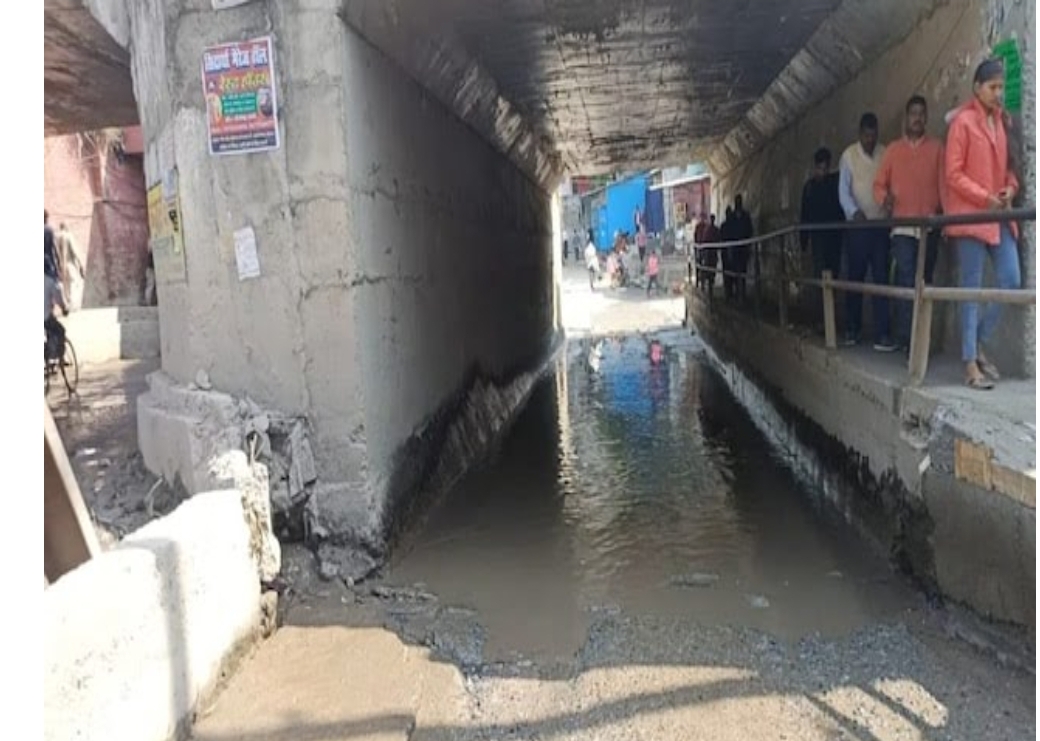 जहानाबाद में रेलवे अंडरपास के नीचे बने गड्ढे की वजह से वाहनों का गुजरना हो रहा मुश्किल